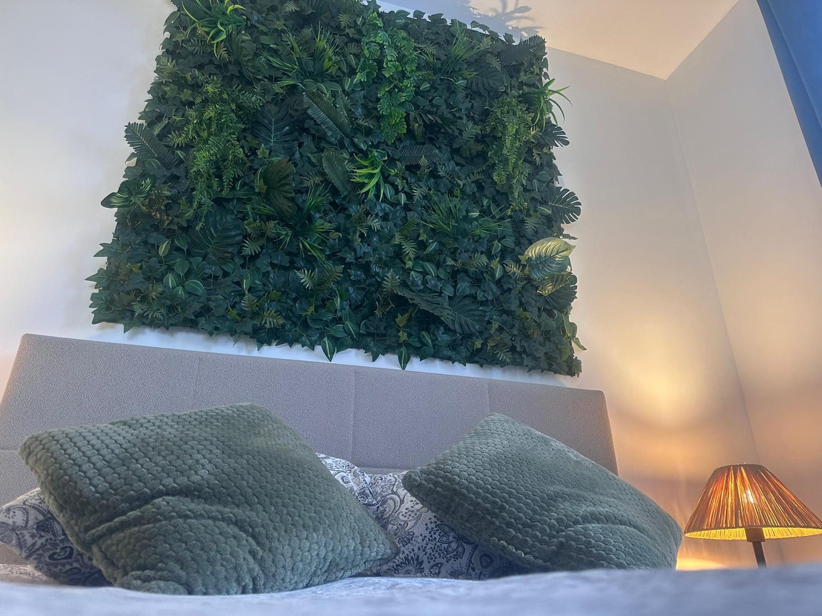 Le 601 — chambre au mur végétal